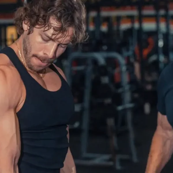 Joseph Baena und Arnold Schwarzenegger trainieren Josephs für Wetbewerb